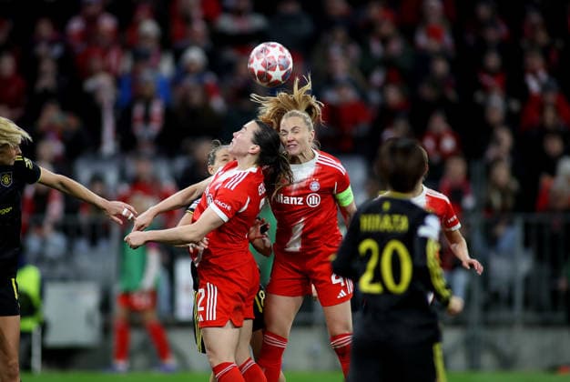 Football, Women, Womens Champions League, quarter-final second leg, 2025 2026 season, FC Bayern Munich Manchester United, Allianz Arena Vanessa Gilles FC Bayern Munich left with Glodis Perla Viggosdottir FC Bayern Munich right both rise for a header, aerial fight, fight for the ball, action