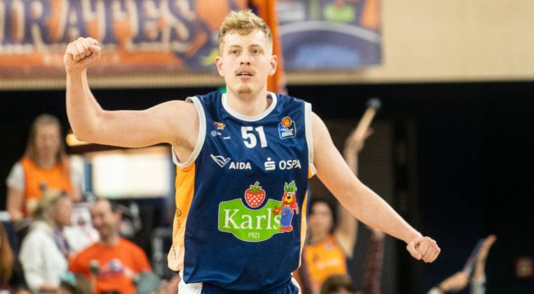 1 4 2026, Basketball, Men, easy credit BBL, easy credit Bundesliga, BBL, Bundesliga, 27 Matchday, Rostock Seawolves Basketball Löwen Braunschweig Bent Leuchten Rostock Seawolves jubelt Rostock Stadthalle Mecklenburg Vorpommern Germany