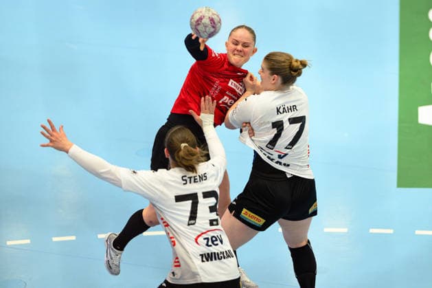 Rikke Hoffbeck Petersen Thueringer HC, 22 has no way through Charlotte Kaehr BSV Sachsen Zwickau, 17 and Zoe Stens BSV Sachsen Zwickau, 73 GER, Thueringer HC vs BSV Sachsen Zwickau, Handball, Alsco Handball Bundesliga Women, Matchday 20, Season 2025 2026, 01 04 2026 GER, Thueringer HC vs BSV Sachsen Zwickau, Handball, Alsco Handball Bundesliga Women, Matchday 20, Season 2025 2026, 01 04 2026 Bad Langensalza Copyright: xEibner-Pressefoto MartinxHerbstx EP_MHT