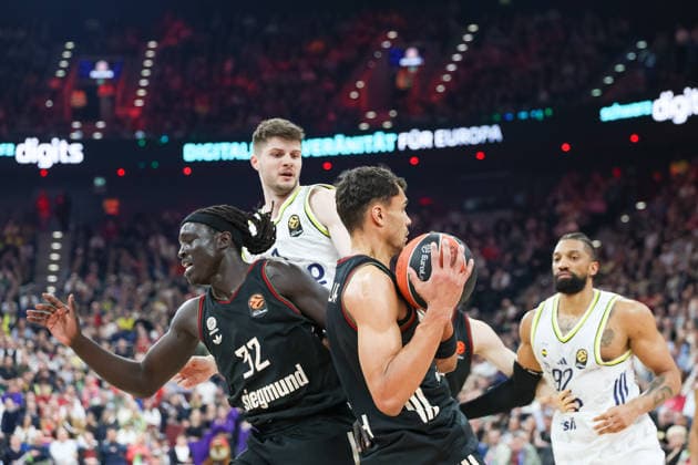 Oscar da Silva FC Bayern Basketball, 01 with Wenyen Gabriel FC Bayern Basketball, 32 and Khem Birch Fenerbahce Beko Istanbul, 92 , with Metecan Birsen Fenerbahce Beko Istanbul, 01 , GER, FC Bayern Basketball vs Fenerbahce Beko Istanbul, Basketball, Euroleague, 35 Matchday, Season 2025 2026, 01 04 2026, GER, FC Bayern Basketball vs Fenerbahce Beko Istanbul, Basketball, Euroleague, 35 Matchday, Season 2025 2026, 01 04 2026 Munich Copyright: xEibner-Pressefoto JennixMaulx EP_JML