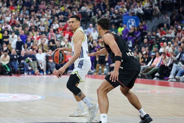 Wade Baldwin Fenerbahce Beko Istanbul, 02 with Oscar da Silva FC Bayern Basketball, 01 , GER, FC Bayern Basketball vs Fenerbahce Beko Istanbul, Basketball, Euroleague, 35 Matchday, Season 2025 2026, 01 04 2026, GER, FC Bayern Basketball vs Fenerbahce Beko Istanbul, Basketball, Euroleague, 35 Matchday, Season 2025 2026, 01 04 2026 Munich Copyright: xEibner-Pressefoto JennixMaulx EP_JML