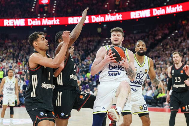 Metecan Birsen Fenerbahce Beko Istanbul, 01 with Khem Birch Fenerbahce Beko Istanbul, 92 and David McCormack FC Bayern Basketball, 33 , with Oscar da Silva FC Bayern Basketball, 01 and Andreas Obst FC Bayern Basketball, 13 , GER, FC Bayern Basketball vs Fenerbahce Beko Istanbul, Basketball, Euroleague, 35 Matchday, Season 2025 2026, 01 04 2026, GER, FC Bayern Basketball vs Fenerbahce Beko Istanbul, Basketball, Euroleague, 35 Matchday, Season 2025 2026, 01 04 2026 Munich Copyright: xEibner-Pressefoto JennixMaulx EP_JML