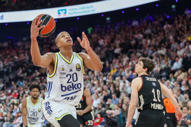 Devon Hall Fenerbahce Beko Istanbul, 20 with Justinian Jessup FC Bayern Basketball, 10 , GER, FC Bayern Basketball vs Fenerbahce Beko Istanbul, Basketball, Euroleague, 35 Matchday, Season 2025 2026, 01 04 2026, GER, FC Bayern Basketball vs Fenerbahce Beko Istanbul, Basketball, Euroleague, 35 Matchday, Season 2025 2026, 01 04 2026 Munich Copyright: xEibner-Pressefoto JennixMaulx EP_JML