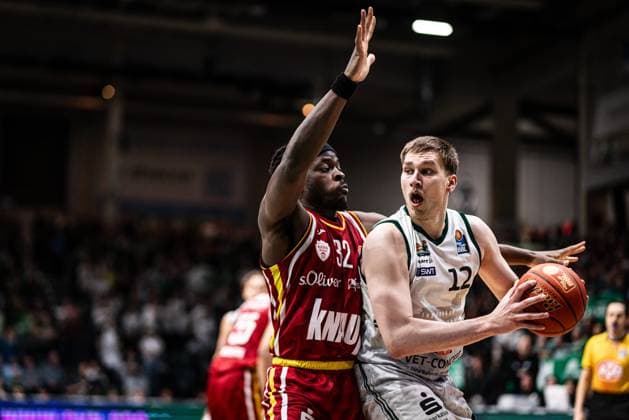Marten Linssen Gladiators Trier in a duel with Charles Thompson Fitness First Wuerzburg Baskets , Vet Concept Gladiators Trier vs Fitness First Wuerzburg Baskets, Basketball, easyCredit BBL, Matchday 27, Season 2025 2026, 01 04 2026 Vet Concept Gladiators Trier vs Fitness First Wuerzburg Baskets, Basketball, easyCredit BBL, Matchday 27, Season 2025 2026, 01 04 2026 Copyright: xEibner-Pressefoto AlexanderxNeisx EP_ANS