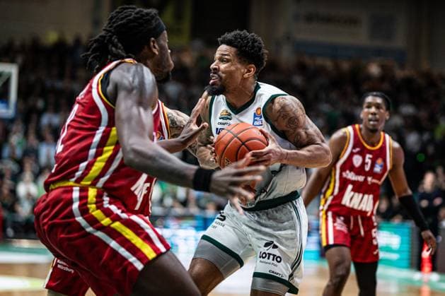 Urald King Gladiators Trier in duel with Charles Thompson Fitness First Wuerzburg Baskets , Vet Concept Gladiators Trier vs Fitness First Wuerzburg Baskets, Basketball, easyCredit BBL, Matchday 27, Season 2025 2026, 01 04 2026 Vet Concept Gladiators Trier vs Fitness First Wuerzburg Baskets, Basketball, easyCredit BBL, Matchday 27, Season 2025 2026, 01 04 2026 Copyright: xEibner-Pressefoto AlexanderxNeisx EP_ANS