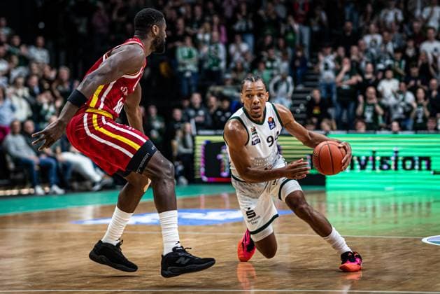 George King Gladiators Trier in duel with Eddy Edigin Jr Fitness First Wuerzburg Baskets , Vet Concept Gladiators Trier vs Fitness First Wuerzburg Baskets, Basketball, easyCredit BBL, Matchday 27, Season 2025 2026, 01 04 2026 Vet Concept Gladiators Trier vs Fitness First Wuerzburg Baskets, Basketball, easyCredit BBL, Matchday 27, Season 2025 2026, 01 04 2026 Copyright: xEibner-Pressefoto AlexanderxNeisx EP_ANS