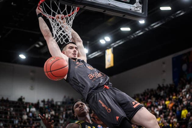 Yordan Minchev Niners Chemnitz, 91 Dunking, Babacar Sane MHP RIESEN Ludwigsburg, 00 down has the look GER, MHP Riesen Ludwigsburg vs Niners Chemnitz, Basketball Bundesliga, easycredit BBL, 27 Spieltag, Spielzeit 2025 2026, 01 04 2026 GER, MHP Riesen Ludwigsburg vs Niners Chemnitz, Basketball Bundesliga, easycredit BBL, 27 Spieltag, Spielzeit 2025 2026, 01 04 2026 Ludwigsburg Copyright: xSandyxDinkelackerx EP_SDR
