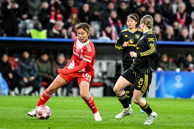 Soccer I Women I Season 2025 2026 I Champions League I Quarterfinals I FC Bayern Munich Manchester United I 01 04 2026 Duel Momoko Tanikawa 18, FC Bayern Munich vs Jess Park 8, Manchester United Munich Allianz Arena Werner Heisenberg Allee 25 Bayern Germany Copyright: xLobeca InesxHähnelx