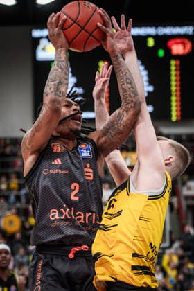 Nike Sibande Niners Chemnitz, 02 vs Toms Skuja MHP RIESEN Ludwigsburg, 05 GER, MHP Riesen Ludwigsburg vs Niners Chemnitz, Basketball Bundesliga, easycredit BBL, 27 Matchday, Season 2025 2026, 01 04 2026 GER, MHP Riesen Ludwigsburg vs Niners Chemnitz, Basketball Bundesliga, easycredit BBL, 27 Matchday, Season 2025 2026, 01 04 2026 Ludwigsburg Copyright: xSandyxDinkelackerx EP_SDR