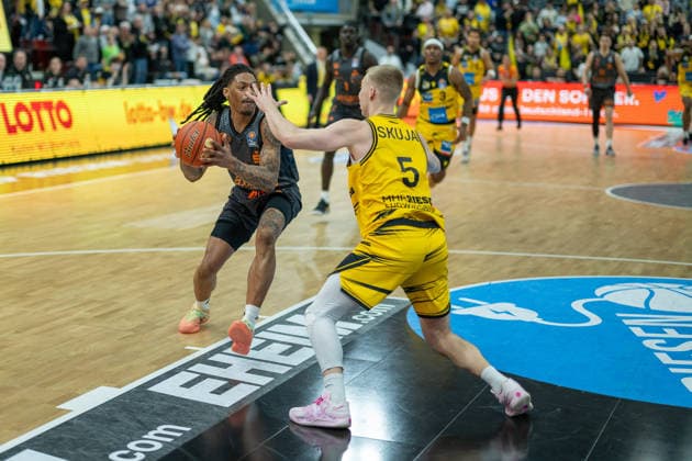 Nike Sibande Niners Chemnitz, 02 , Toms Skuja MHP RIESEN Ludwigsburg, 05 , GER, MHP RIESEN Ludwigsburg vs Niners Chemnitz, Basketball Bundesliga, easycredit BBL, Matchday 27, Season 2025 2026, 01 04 2026, GER, MHP RIESEN Ludwigsburg vs Niners Chemnitz, Basketball Bundesliga, easycredit BBL, Matchday 27, Season 2025 2026, 01 04 2026 Ludwigsburg Copyright: xEibner-Pressefoto SaschaxWaltherx EP_EER