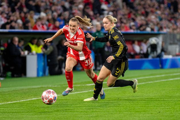 Georgia Stanway 31 FC Bayern and Hanna Lundkvist 5 Manchester in action at the UEFA Womens Champions League match FC Bayern Munich Manchester United on 01 04 2026 Munich Allianz Arena Bayern Germany