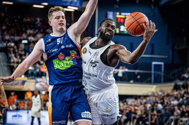 Rostock, Germany 01 April 2026 1 BBL 2025 2026 Rostock Seawolves vs Basketball Löwen Braunschweig In the picture from left in the duel Bent Leuchten Rostock Seawolves and Oluwasimisola Shittu LÖWEN Braunschweig Copyright: xFotostandx xVoelkerx