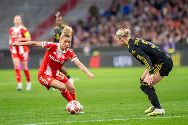 Linda Dallmann 10 FC Bayern and Hanna Lundkvist 5 Manchester in action at the UEFA Womens Champions League match FC Bayern Munich Manchester United on 01 04 2026 Munich Allianz Arena Bayern Germany