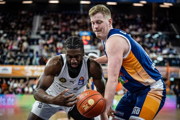 Rostock, Germany 01 April 2026 1 BBL 2025 2026 Rostock Seawolves vs Basketball Löwen Braunschweig In the picture from left in the duel Oluwasimisola Shittu LÖWEN Braunschweig and Bent Leuchten Rostock Seawolves Copyright: xFotostandx xVoelkerx