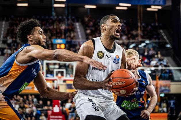 Rostock, Germany 01 April 2026 1 BBL 2025 2026 Rostock Seawolves vs Basketball Löwen Braunschweig In the picture from left in the duel D Shawn Schwartz Rostock Seawolves , David NGuessan LÖWEN Braunschweig and Lukasz Kolenda Rostock Seawolves Copyright: xFotostandx xVoelkerx