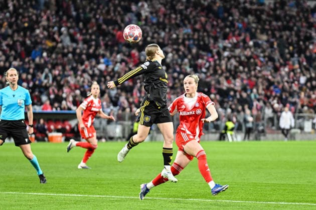 Soccer I Women I Season 2025 2026 I Champions League I Quarter-finals I FC Bayern Munich Manchester United I 01 04 2026 Jess Park 8, Manchester United heads the ball away from Franziska Kett 20, FC Bayern Munich in the air Munich Allianz Arena Werner Heisenberg Allee 25 Bayern Germany Copyright: xLobeca InesxHähnelx