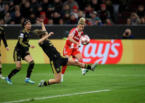 Football, Women, Womens Champions League, quarter-final second leg, 2025 2026 season, FC Bayern Munich Manchester United, Allianz Arena Linda Dallmann FC Bayern Munich shoots a cross into the penalty area