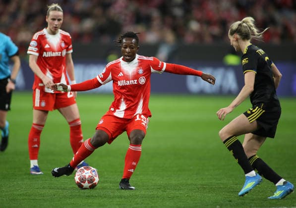 Football, Women, Womens Champions League, quarter-final second leg, 2025 2026 season, FC Bayern Munich Manchester United, Allianz Arena Bernadette Amani FC Bayern Munich taking a shot on goal