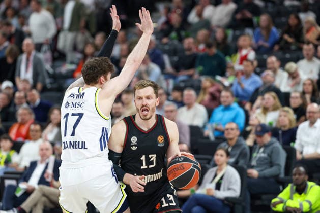 Andreas Obst FC Bayern Basketball, 13 with Onuralp Bitim Fenerbahce Beko Istanbul, 17 , GER, FC Bayern Basketball vs Fenerbahce Beko Istanbul, Basketball, Euroleague, 35 Matchday, Season 2025 2026, 01 04 2026, GER, FC Bayern Basketball vs Fenerbahce Beko Istanbul, Basketball, Euroleague, 35 Matchday, Season 2025 2026, 01 04 2026 Munich Copyright: xEibner-Pressefoto JennixMaulx EP_JML