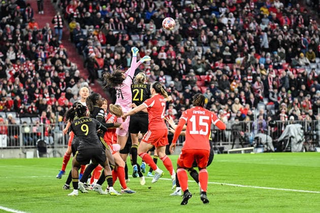 Soccer I Women I 2025 2026 season I Champions League I Quarter-finals I FC Bayern Munich Manchester United I 01 04 2026 Phallon Tullis Joyce 91, Manchester United rises high to catch the ball in the penalty area Munich Allianz Arena Werner Heisenberg Allee 25 Bayern Germany Copyright: xLobeca InesxHähnelx