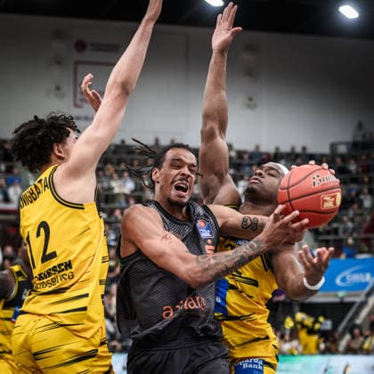 Kevin Yebo (Niners Chemnitz, 00) zwischen Lenny Anigbata (MHP RIESEN Ludwigsburg, 12) und Keeshawn Kellman (MHP RIESEN Ludwigsburg, 32) GER, MHP Riesen Ludwigsburg vs. Niners Chemnitz, Basketball Bundesliga, easycredit BBL, 27. Spieltag, Spielzeit 2025 2026, 01.04.2026 GER, MHP Riesen Ludwigsburg vs. Niners Chemnitz, Basketball Bundesliga, easycredit BBL, 27. Spieltag, Spielzeit 2025 2026, 01.04.2026 Ludwigsburg *** Kevin Yebo Niners Chemnitz, 00 between Lenny Anigbata MHP RIESEN Ludwigsburg, 12 and Keeshawn Kellman MHP RIESEN Ludwigsburg, 32 GER, MHP Riesen Ludwigsburg vs Niners Chemnitz, Basketball Bundesliga, easycredit BBL, 27 Matchday, Season 2025 2026, 01 04 2026 GER, MHP Riesen Ludwigsburg vs Niners Chemnitz, Basketball Bundesliga, easycredit BBL, 27 Matchday, Season 2025 2026, 01 04 2026 Ludwigsburg Copyright: xSandyxDinkelackerx EP_SDR