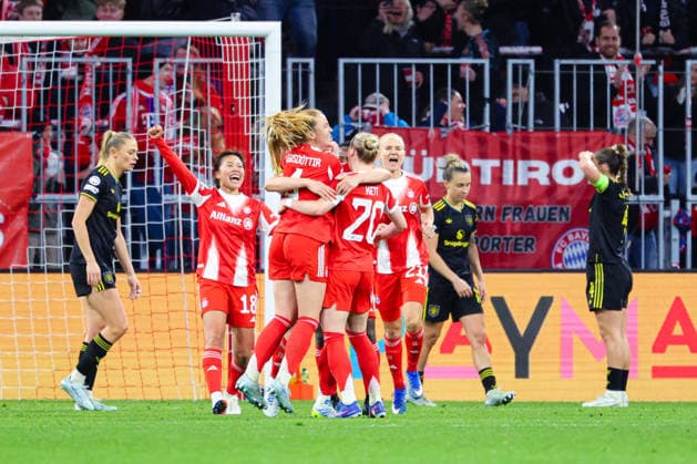 Team FC Bayern Munich goal for 1 1 in the match between FC Bayern Munich v Manchester United, Football, Women, UEFA Womens Champions League, 2025 2026, Matchday 8 Quarter Final on 01 04 2026 in Munich, Allianz Arena Bayern Germany