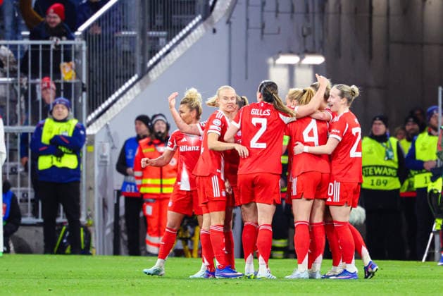 Team FC Bayern Munich goal for 1 1 in the match between FC Bayern Munich v Manchester United, Football, Women, UEFA Womens Champions League, 2025 2026, Matchday 8 Quarter Final on 01 04 2026 in Munich, Allianz Arena Bayern Germany