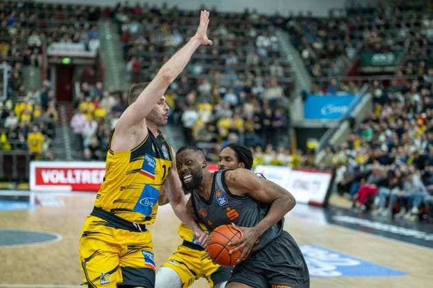 Jonas Wohlfarth Bottermann MHP RIESEN Ludwigsburg, 18 , John Newman III Niners Chemnitz, 09 , GER, MHP RIESEN Ludwigsburg vs Niners Chemnitz, Basketball Bundesliga, easycredit BBL, 27 Matchday, Season 2025 2026, 01 04 2026, GER, MHP RIESEN Ludwigsburg vs Niners Chemnitz, Basketball Bundesliga, easycredit BBL, 27 Matchday, Season 2025 2026, 01 04 2026 Ludwigsburg Copyright: xEibner-Pressefoto SaschaxWaltherx EP_EER