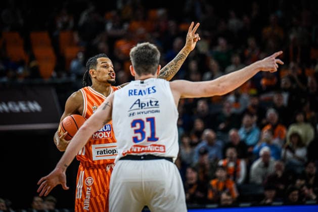 Neu Ulm, Germany, 01 04 26 Nelson Weidemann ratiopharm ulm and Spencer Reaves Syntainics MBC battle for the ball during the Basketball Bundesliga match between ratiopharm ulm vs Syntainics MBC at the ratiopharm Arena on April 01, 2026 in Neu Ulm, Germany Photo by Harry Langer DeFodi Images ratiopharm Arena, Germany, 01 04 26 Nelson Weidemann ratiopharm ulm and Spencer Reaves Syntainics MBC battle for the ball during the Basketball Bundesliga match between ratiopharm ulm vs Syntainics MBC at Neu Ulm on April 1, 2026 in ratiopharm Arena, Germany Photo by Harry Langer DeFodi Images Photo by Harry Langer DeFodi Images