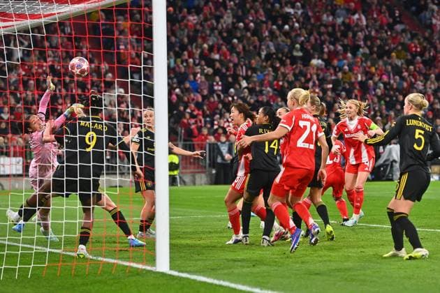 Goal Glodis Perla VIGGOSDOTTIR FCB,2 v re zum 1 1,Aktion,Strafraumszene Fussball Champions League der Frauen Viertelfinale FC Bayern Muenchen Manchester United am 01 04 2026 A L L I A N Z A R E N A