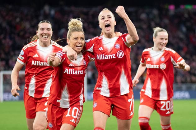 Vanessa Gilles (2 Bayern) , Linda Dallmann (10 FC Bayern), Giulia Gwinn (7 FC Bayern) , Franziska Kett (20 Bayern). und Glodis Viggosdottir (4 FC Bayern) jubeln über das Tor zum 2-1 beim UEFA Womens Champions League Spiel FC Bayern München Manchester United, ManU am 01.04.2026. München Allianz Arena Bayern Deutschland *** Vanessa Gilles 2 Bayern , Linda Dallmann 10 FC Bayern , Giulia Gwinn 7 FC Bayern , Franziska Kett 20 Bayern and Glodis Viggosdottir 4 FC Bayern celebrate the goal for 2 1 during the UEFA Womens Champions League match FC Bayern Munich Manchester United on 01 04 2026 Munich Allianz Arena Bayern Germany