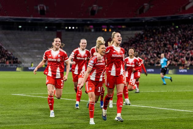 MUNICH, GERMANY - APRIL 1: Linda Dallmann (FC Bayern Muenchen, 10) celebrates scoring the 2:1 goal with her teammates during the UEFA Women™s Champions League Quarter final match between FC Bayern Muenchen vs. Manchester United, ManU at Allianz Arena on the 2nd leg of the UEFA Women™s Champions League Quarter finals on April 1, 2026 in Munich, Germany. Bavaria Germany Copyright: xSteffiexWunderlx