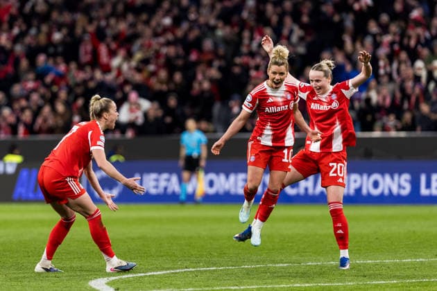 MUNICH, GERMANY - APRIL 1: Linda Dallmann (FC Bayern Muenchen, 10) celebrates scoring the 2:1 goal with her teammates during the UEFA Women™s Champions League Quarter final match between FC Bayern Muenchen vs. Manchester United, ManU at Allianz Arena on the 2nd leg of the UEFA Women™s Champions League Quarter finals on April 1, 2026 in Munich, Germany. Bavaria Germany Copyright: xSteffiexWunderlx