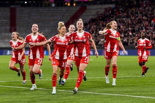 MUNICH, GERMANY - APRIL 1: Linda Dallmann (FC Bayern Muenchen, 10) celebrates scoring the 2:1 goal with her teammates during the UEFA Women™s Champions League Quarter final match between FC Bayern Muenchen vs. Manchester United, ManU at Allianz Arena on the 2nd leg of the UEFA Women™s Champions League Quarter finals on April 1, 2026 in Munich, Germany. Bavaria Germany Copyright: xSteffiexWunderlx