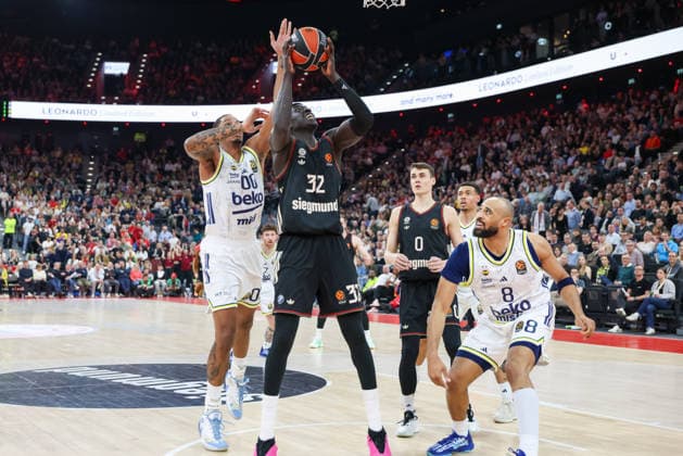 Wenyen Gabriel FC Bayern Basketball, 32 with Armando Bacot Fenerbahce Beko Istanbul, 00 and Talen Horton Tucker Fenerbahce Beko Istanbul, 08 , with Nenad Dimitrijevic FC Bayern Basketball, 00 , GER, FC Bayern Basketball vs Fenerbahce Beko Istanbul, Basketball, Euroleague, 35 Matchday, Season 2025 2026, 01 04 2026, GER, FC Bayern Basketball vs Fenerbahce Beko Istanbul, Basketball, Euroleague, 35 Matchday, Season 2025 2026, 01 04 2026 Munich Copyright: xEibner-Pressefoto JennixMaulx EP_JML