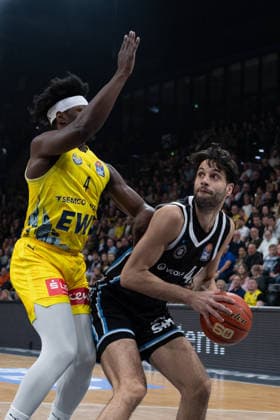 GER, Basketball, easy Credit BBL, EWE Baskets Oldenburg vs Veolia Towers Hamburg 01 04 2026, EWE Arena, Oldenburg, GER, easy Credit BBL, EWE Baskets Oldenburg vs Veolia Towers Hamburg, in the picture Benedikt TURUDIC Veolia Towers Hamburg 44 Brain FOBBS EWE Baskets Oldenburg 4 nordphotoxgmbhx xRojahn nph00310