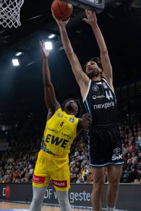 GER, Basketball, easy Credit BBL, EWE Baskets Oldenburg vs Veolia Towers Hamburg 01 04 2026, EWE Arena, Oldenburg, GER, easy Credit BBL, EWE Baskets Oldenburg vs Veolia Towers Hamburg, in the picture Benedikt TURUDIC Veolia Towers Hamburg 44 Brain FOBBS EWE Baskets Oldenburg 4 nordphotoxgmbhx xRojahn nph00310