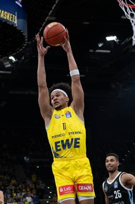GER, Basketball, easy Credit BBL, EWE Baskets Oldenburg vs Veolia Towers Hamburg 01 04 2026, EWE Arena, Oldenburg, GER, easy Credit BBL, EWE Baskets Oldenburg vs Veolia Towers Hamburg, in the picture Nicholas TISCHLER EWE Baskets Oldenburg 11 grabs the rebound nordphotoxgmbhx xRojahn nph00310