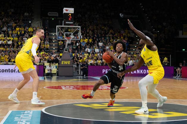GER, Basketball, easy Credit BBL, EWE Baskets Oldenburg vs Veolia Towers Hamburg 01 04 2026, EWE Arena, Oldenburg, GER, easy Credit BBL, EWE Baskets Oldenburg vs Veolia Towers Hamburg, in the picture Ross WILLIAMS Veolia Towers Hamburg 34 Tomislav ZUBCIC EWE Baskets Oldenburg 33 Brain FOBBS EWE Baskets Oldenburg 4 nordphotoxgmbhx xRojahn nph00310
