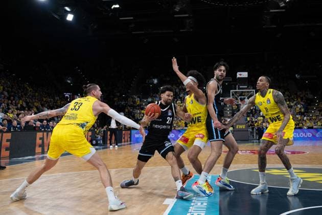 GER, Basketball, easy Credit BBL, EWE Baskets Oldenburg vs Veolia Towers Hamburg 01 04 2026, EWE Arena, Oldenburg, GER, easy Credit BBL, EWE Baskets Oldenburg vs Veolia Towers Hamburg, pictured Devon DANIELS Veolia Towers Hamburg 21 Nicholas TISCHLER EWE Baskets Oldenburg 11 Tomislav ZUBCIC EWE Baskets Oldenburg 33 Benedikt TURUDIC Veolia Towers Hamburg 44 Michale KYSER EWE Baskets Oldenburg 12 nordphotoxgmbhx xRojahn nph00310