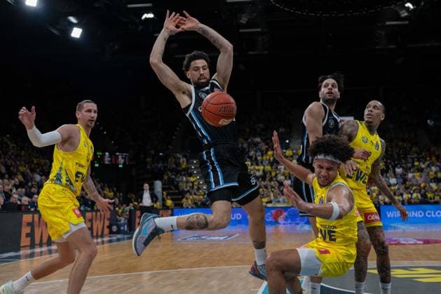 GER, Basketball, easy Credit BBL, EWE Baskets Oldenburg vs Veolia Towers Hamburg 01 04 2026, EWE Arena, Oldenburg, GER, easy Credit BBL, EWE Baskets Oldenburg vs Veolia Towers Hamburg, pictured Devon DANIELS Veolia Towers Hamburg 21 Nicholas TISCHLER EWE Baskets Oldenburg 11 Tomislav ZUBCIC EWE Baskets Oldenburg 33 Benedikt TURUDIC Veolia Towers Hamburg 44 Michale KYSER EWE Baskets Oldenburg 12 nordphotoxgmbhx xRojahn nph00310