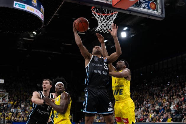 GER, Basketball, easy Credit BBL, EWE Baskets Oldenburg vs Veolia Towers Hamburg 01 04 2026, EWE Arena, Oldenburg, GER, easy Credit BBL, EWE Baskets Oldenburg vs Veolia Towers Hamburg, in the picture Kenneth OGBE Veolia Towers Hamburg 25 Dakarai TUCKER EWE Baskets Oldenburg 7 Brain FOBBS EWE Baskets Oldenburg 4 Niklas WIMBERG Veolia Towers Hamburg 17 nordphotoxgmbhx xRojahn nph00310
