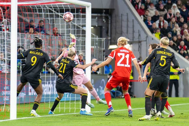 Goal kick to 1 1, equalizer by Pernille Harder 21 FC Bayern Muenchen , Phallon Tullis Joyce 91 Manchester United Women cannot hold, FC Bayern Women Manchester United, football, Champions League quarter-final second leg, 01 04 2026 DFB regulations prohibit any use of photographs as image sequences and or quasi video Muenchen Bayern Germany Copyright: xkolbert-press UlrichxGamelx