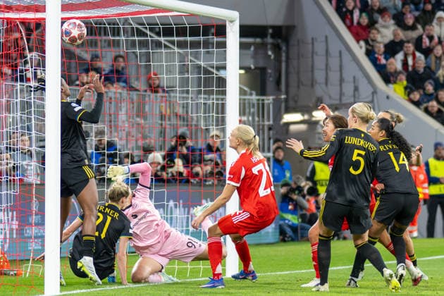 Goal kick to 1 1, equalizer by Pernille Harder 21 FC Bayern Muenchen , Phallon Tullis Joyce 91 Manchester United Women cannot hold, FC Bayern Women Manchester United, football, Champions League quarter-final second leg, 01 04 2026 DFB regulations prohibit any use of photographs as image sequences and or quasi video Muenchen Bayern Germany Copyright: xkolbert-press UlrichxGamelx