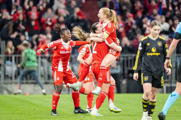 Goal celebration for 1 1 Bernadette Kakounan 15 FC Bayern Muenchen , Vanessa Gilles 2 FC Bayern Muenchen , Glodis Perla Viggosdottir 4 FC Bayern Muenchen , FC Bayern Women Manchester United, Football, Champions League quarter-final second leg, 01 04 2026 DFB regulations prohibit any use of photographs as image sequences and or quasi video Muenchen Bayern Germany Copyright: xkolbert-press UlrichxGamelx