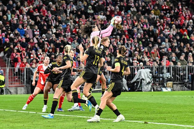 Soccer I Women I Season 2025 2026 I Champions League I Quarter-finals I FC Bayern Munich Manchester United I 01 04 2026 Phallon Tullis Joyce 91, Manchester United jumps high and catches the ball in the air Munich Allianz Arena Werner Heisenberg Allee 25 Bayern Germany Copyright: xLobeca InesxHähnelx