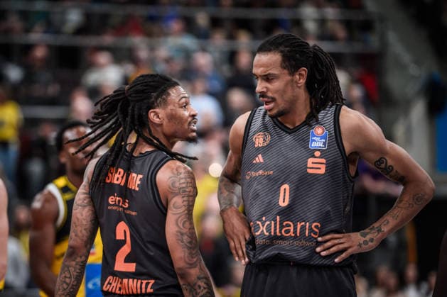 Nike Sibande Niners Chemnitz, 02 with Kevin Yebo Niners Chemnitz, 00 GER, MHP Riesen Ludwigsburg vs Niners Chemnitz, Basketball Bundesliga, easycredit BBL, 27 Matchday, Season 2025 2026, 01 04 2026 GER, MHP Riesen Ludwigsburg vs Niners Chemnitz, Basketball Bundesliga, easycredit BBL, 27 Matchday, Season 2025 2026, 01 04 2026 Ludwigsburg Copyright: xSandyxDinkelackerx EP_SDR