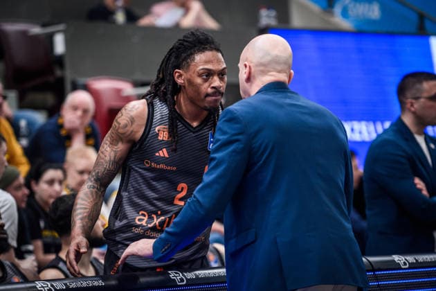 Nike Sibande Niners Chemnitz, 02 talks to Rodrigo Pastore NINERS Chemnitz, Head Coach GER, MHP Riesen Ludwigsburg vs Niners Chemnitz, Basketball Bundesliga, easycredit BBL, 27 Matchday, Season 2025 2026, 01 04 2026 GER, MHP Riesen Ludwigsburg vs Niners Chemnitz, Basketball Bundesliga, easycredit BBL, 27 Matchday, Season 2025 2026, 01 04 2026 Ludwigsburg Copyright: xSandyxDinkelackerx EP_SDR
