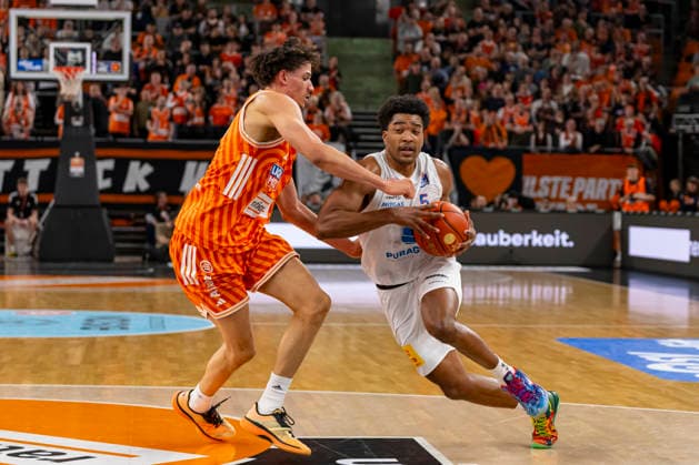 easyCredit BBL Ratiopharm Ulm vs Syntainics MBC 01 04 2026 Ulm, GERMANY 01 April 2026 Marcus Foster Syntainics MBC, 5 in a duel against Diego Garavaglia Ratiopharm Ulm, 23 during the match between Ratiopharm Ulm and Syntainics MBC on matchday 27 of the easyCredit BBL at the ratiopharm Arena Ulm Copyright: xBEAUTIFULxSPORTS Steinx