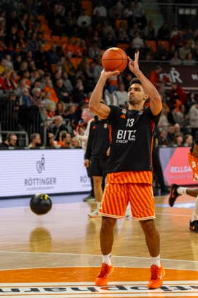 easyCredit BBL Ratiopharm Ulm vs Syntainics MBC 01 04 2026 Ulm, GERMANY 01 April 2026 Mark Smith Ratiopharm Ulm, 13 warming up before the match between Ratiopharm Ulm and Syntainics MBC on matchday 27 of the easyCredit BBL at the ratiopharm Arena Ulm Copyright: xBEAUTIFULxSPORTS Steinx